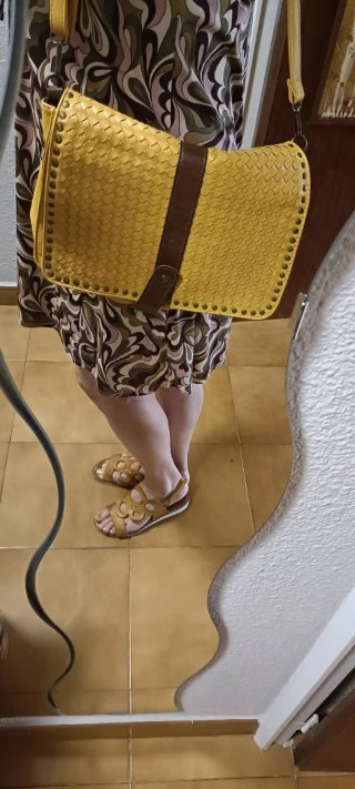 Bolso amarillo mostaza adornos trenzado y con tach