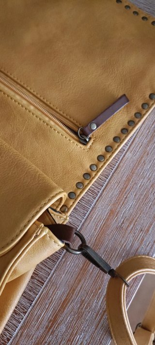 Bolso amarillo mostaza adornos trenzado y con tach