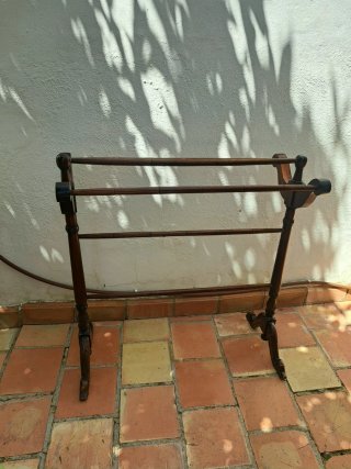 Perchero de pie de madera