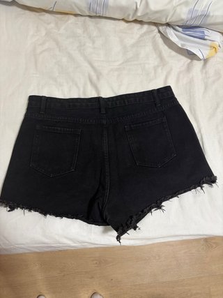 Pantalón corto vaquero negro desgastado