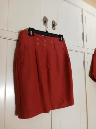 Traje de chaqueta y falda rojo