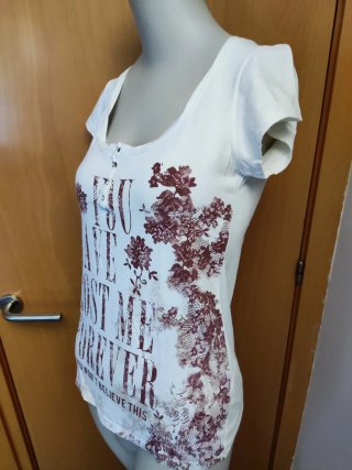 Camiseta blanca con estampado floral