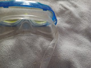 Gafas de buceo azules y amarillas