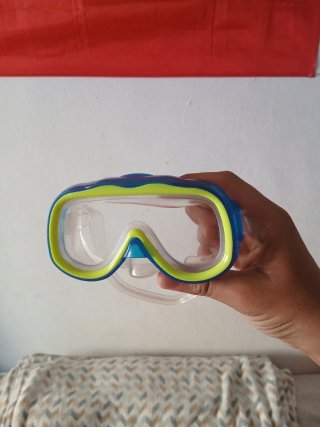 Gafas de buceo azules y amarillas