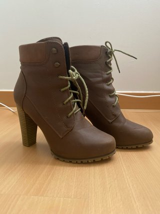 Regalo botines de tacón con cordones