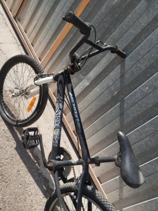 Bicicleta BMX negra