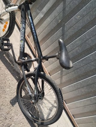 Bicicleta BMX negra