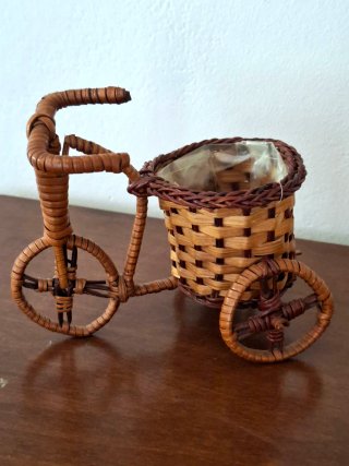 Portapiantina in vimini a forma di triciclo