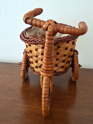 Portapiantina in vimini a forma di triciclo