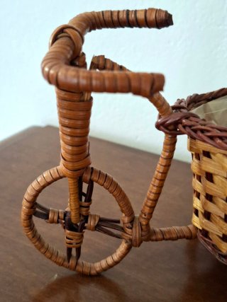 Portapiantina in vimini a forma di triciclo