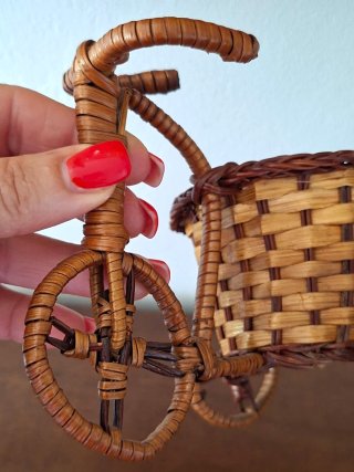 Portapiantina in vimini a forma di triciclo