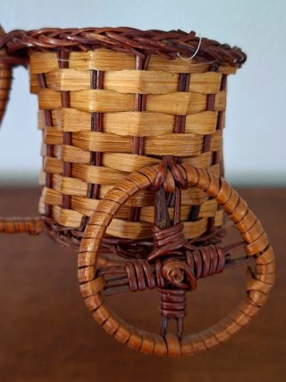 Portapiantina in vimini a forma di triciclo