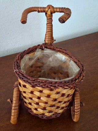 Portapiantina in vimini a forma di triciclo