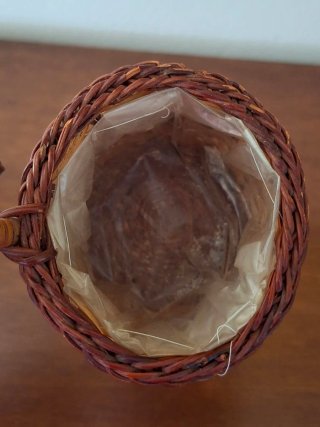 Portapiantina in vimini a forma di triciclo