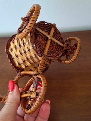 Portapiantina in vimini a forma di triciclo