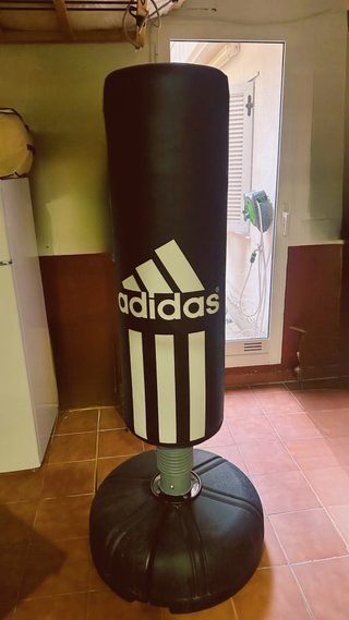 Saco de boxeo Adidas de pie.
