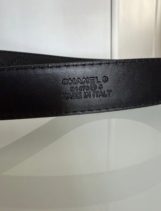 Cinturón Negro Acolchado con Logo Dorado