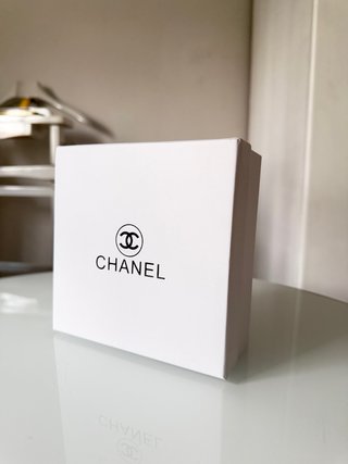 Cinturón Negro Acolchado con Logo Dorado