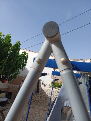 Estructura de columpios  y cabaña telas  esgarada.