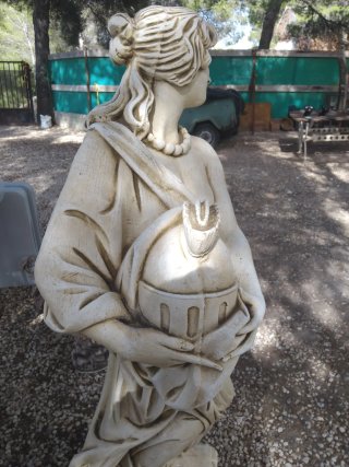 Estatua de piedra mujer con ánfora miden 1.40