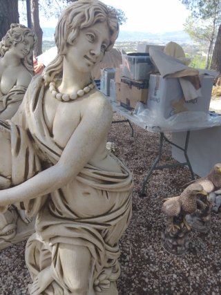 Estatua de piedra mujer con ánfora miden 1.40