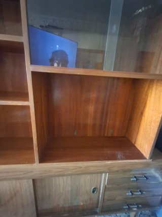 Mueble de madera con vitrina