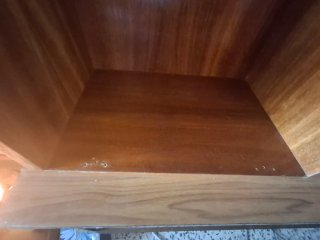Mueble de madera con vitrina