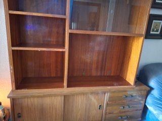 Mueble de madera con vitrina