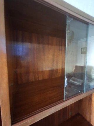 Mueble de madera con vitrina