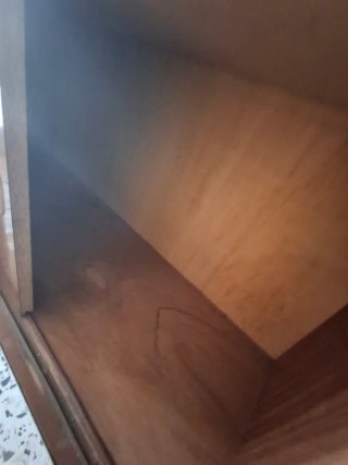 Mueble de madera con vitrina