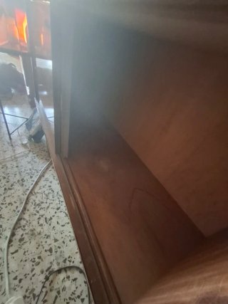 Mueble de madera con vitrina