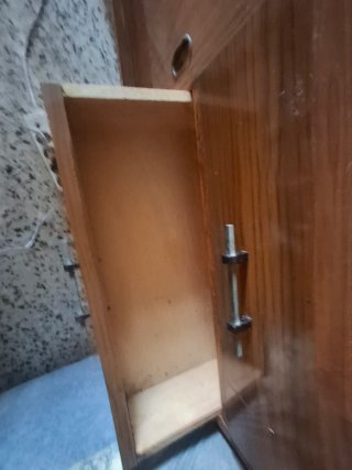 Mueble de madera con vitrina