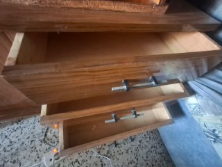 Mueble de madera con vitrina