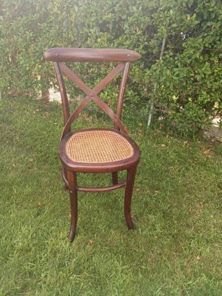Silla de madera con asiento de ratán.