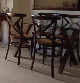 Silla de madera con asiento de ratán.