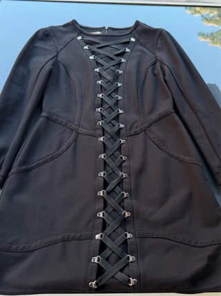 Vestido negro Highly Preppy con cordones