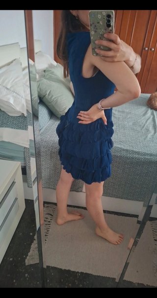 Vestido de cóctel azul con volantes