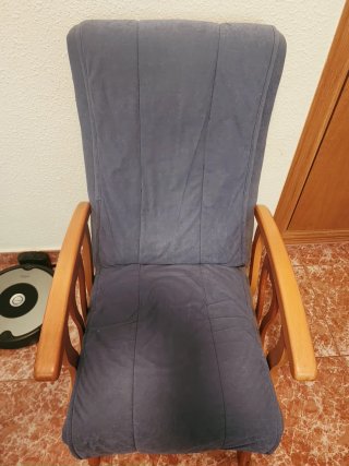 Sillón tapizado azul y madera