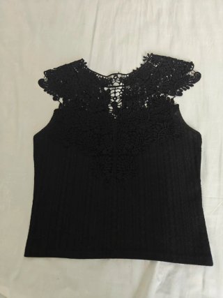 Camiseta negra con encaje