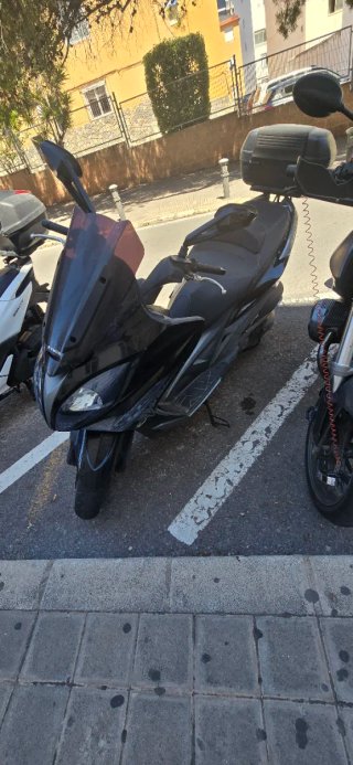 Kymco Maxi Scooter Negra Automática
