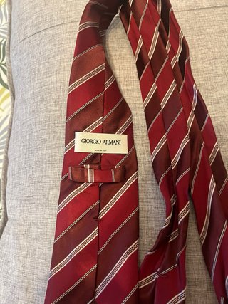 Corbata de rayas rojas y marrones