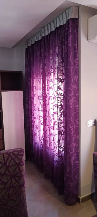 Cortinas moradas salón comedor