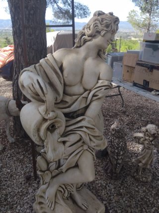 Estatua de piedra mujer con cántaro