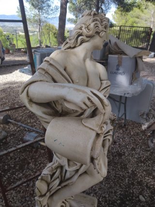 Estatua de piedra mujer con cántaro