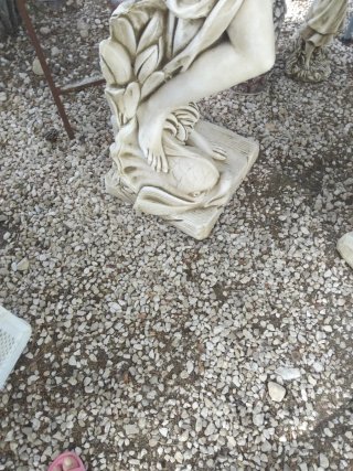 Estatua de piedra mujer con cántaro