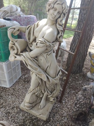 Estatua de piedra mujer con cántaro