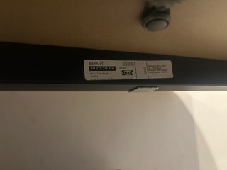 Escritorio Ikea Madera y Metal. Base Bekant