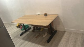 Escritorio Ikea Madera y Metal. Base Bekant