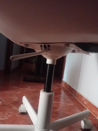 Silla de oficina blanca con ruedas