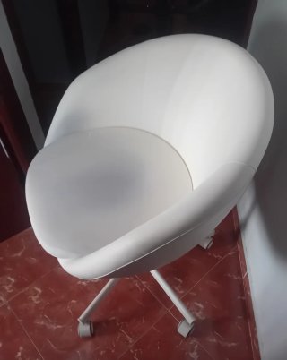 Silla de oficina blanca con ruedas